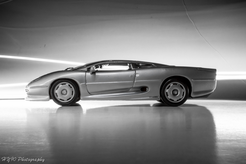 Illustration for article titled LaLD Car week: Thursday on the Thames | Jaguar XJ220